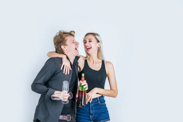 Porträt Eines Glücklichen Jungen Paares Beim Weintrinken Atelier — Stockfoto