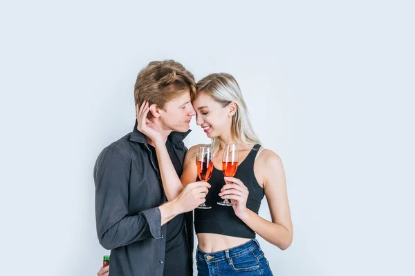 一对快乐的年轻夫妇在演播室喝酒的画像 — 图库照片