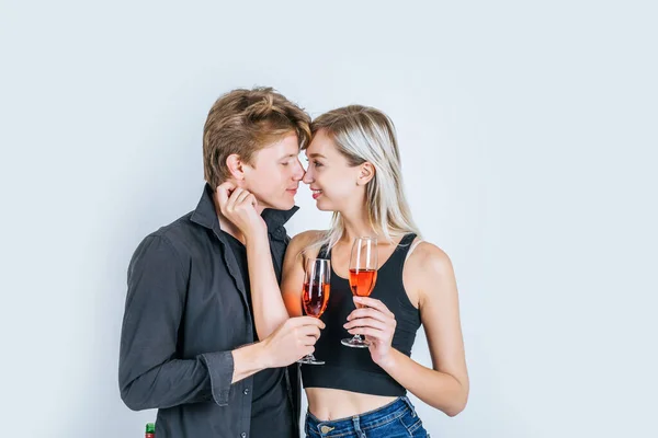 Retrato Pareja Joven Feliz Bebiendo Vino Estudio — Foto de Stock