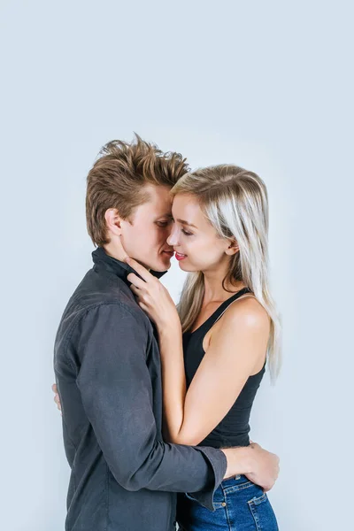 Portret Van Gelukkig Jong Stel Liefde Samen Studio — Stockfoto