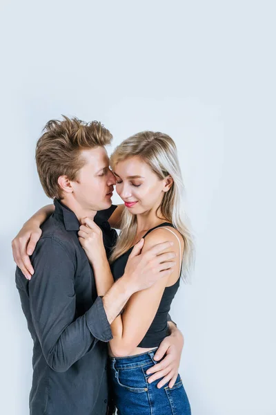 Retrato Feliz Jovem Casal Amor Juntos Estúdio — Fotografia de Stock