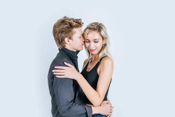 Retrato Feliz Jovem Casal Amor Juntos Estúdio — Fotografia de Stock