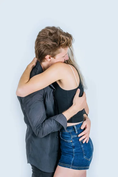 Retrato Feliz Jovem Casal Amor Juntos Estúdio — Fotografia de Stock