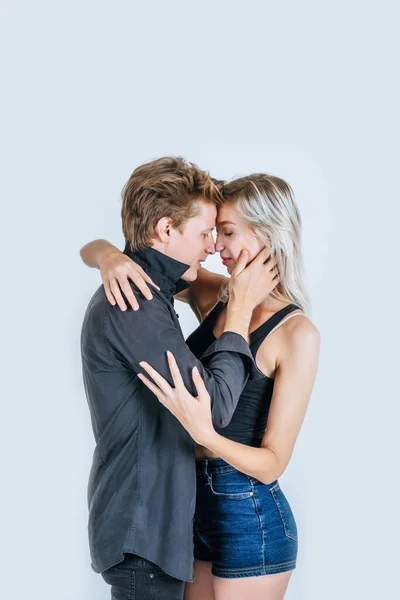 Retrato Pareja Joven Feliz Amor Juntos Estudio — Foto de Stock