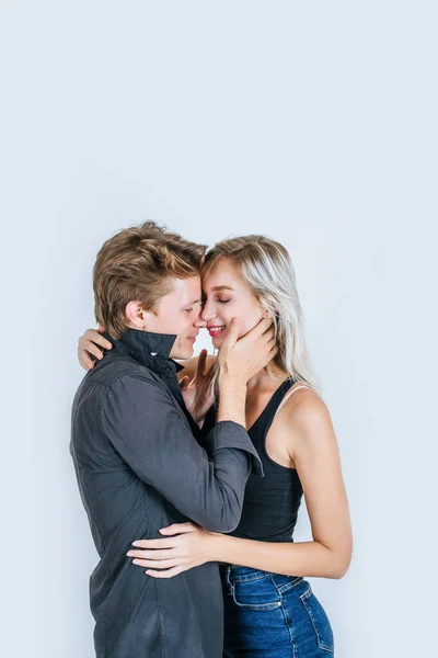 Retrato Feliz Jovem Casal Amor Juntos Estúdio — Fotografia de Stock