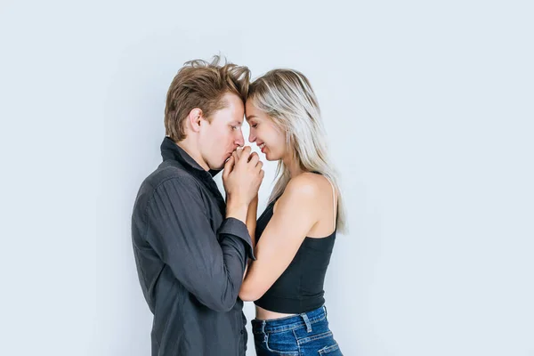 Retrato Feliz Jovem Casal Amor Juntos Estúdio — Fotografia de Stock