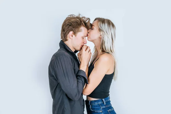 Retrato Feliz Jovem Casal Amor Juntos Estúdio — Fotografia de Stock