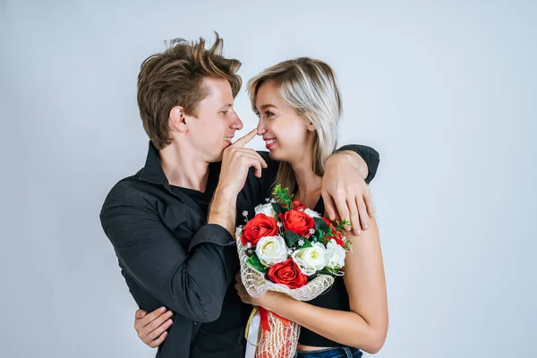 Retrato Feliz Pareja Joven Amor Junto Con Flor Estudio — Foto de Stock