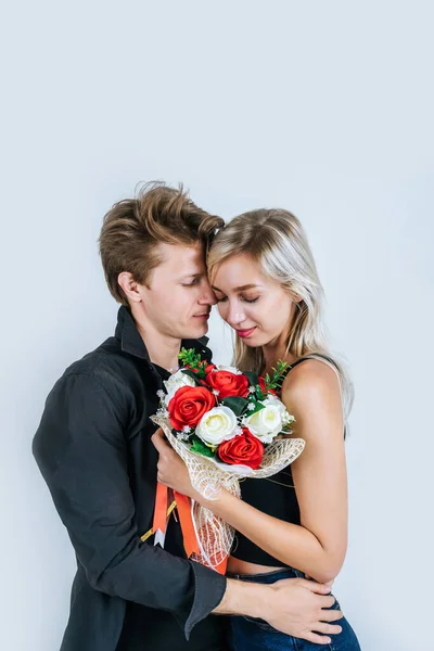 Portret Van Gelukkig Jong Stel Liefde Samen Met Bloem Studio — Stockfoto