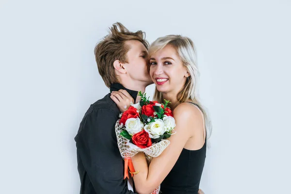 Πορτρέτο Του Ευτυχισμένου Ζευγαριού Αγάπη Μαζί Λουλούδι Στο Στούντιο — Φωτογραφία Αρχείου