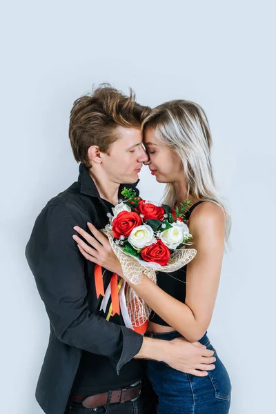 Retrato Amor Jovem Casal Feliz Conjunto Com Flor Estúdio — Fotografia de Stock