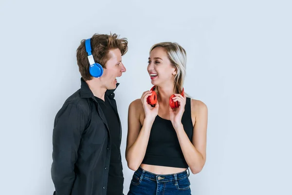 Boldog Fiatal Pár Fülhallgatóban Zenét Hallgatni Stúdióban — Stock Fotó