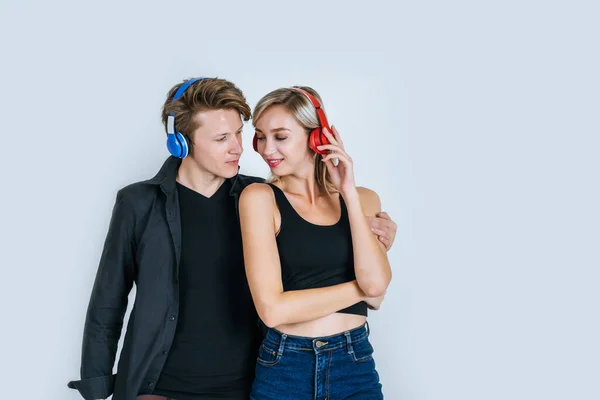 快乐的年轻夫妇戴着耳机在录音室里听音乐 — 图库照片