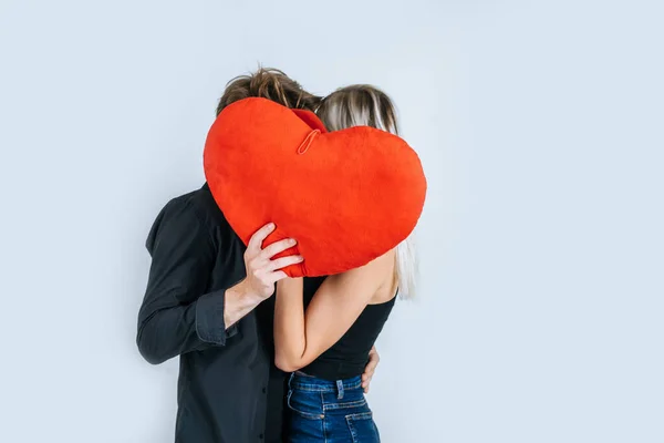 Casal Feliz Amando Juntos Segurando Coração Vermelho — Fotografia de Stock