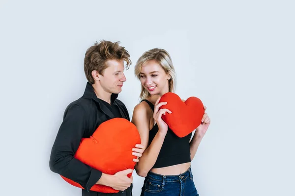 Mutlu Çift Kırmızı Bir Kalbi Tutarak Birbirini Seviyor — Stok fotoğraf