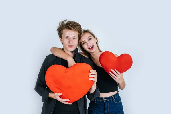 Casal Feliz Amando Juntos Segurando Coração Vermelho — Fotografia de Stock