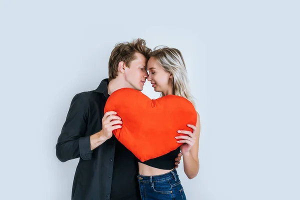 Šťastný Pár Milující Společně Drží Červené Srdce — Stock fotografie