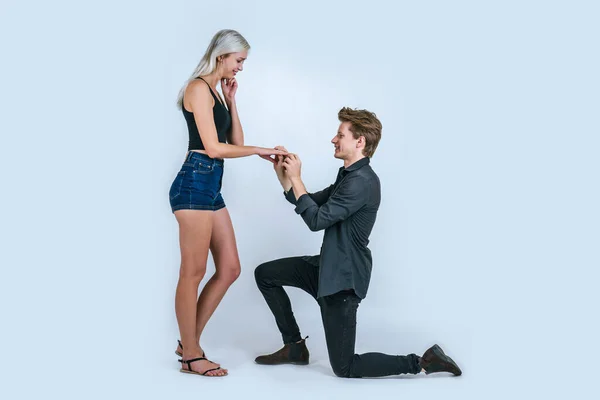 Feliz Retrato Pareja Sorpresa Matrimonio — Foto de Stock