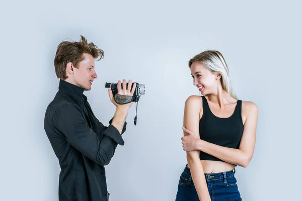 Feliz Retrato Casal Segurando Câmera Vídeo Gravar Clipe Vídeo — Fotografia de Stock