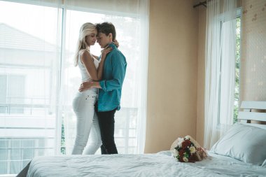 Mutlu çift yatak odasında birlikte oynuyor.