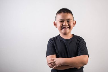 Stüdyo fotoğrafında bir şey düşünen bir çocuğun portresi.