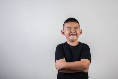 Stüdyo fotoğrafında bir şey düşünen bir çocuğun portresi.