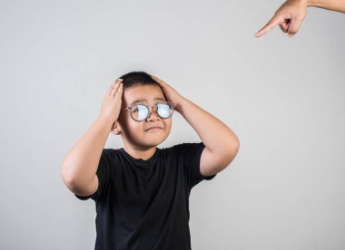 Ailesi onu azarladıktan sonra çocuk üzülüyor.