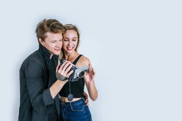 Feliz Retrato Casal Segurando Câmera Vídeo Gravar Clipe Vídeo — Fotografia de Stock