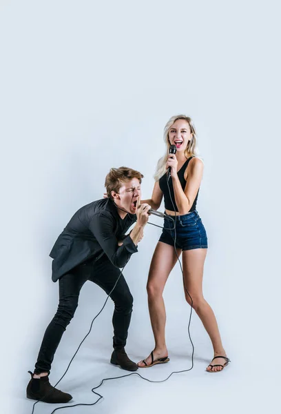 Feliz Retrato Casal Segurando Microfone Cantar Uma Música — Fotografia de Stock