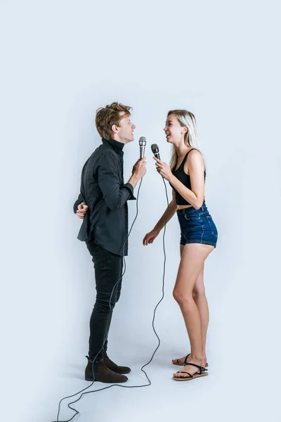 Glad Porträtt Par Som Håller Mikrofon Och Sjunger Sång — Stockfoto