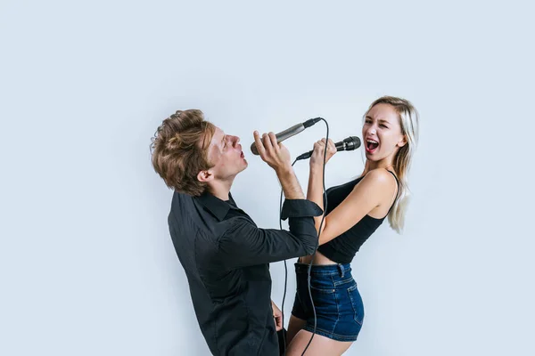 Feliz Retrato Pareja Sosteniendo Micrófono Cantando Una Canción —  Fotos de Stock