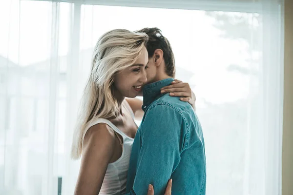 Casal Feliz Brincando Juntos Quarto — Fotografia de Stock