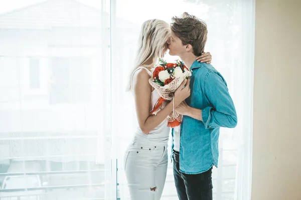 Casal Feliz Brincando Juntos Quarto — Fotografia de Stock