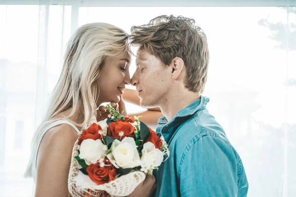 Pareja Feliz Jugando Juntos Dormitorio — Foto de Stock