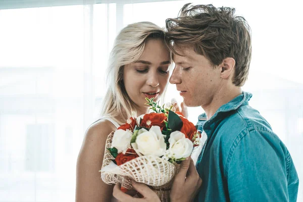 Casal Feliz Brincando Juntos Quarto — Fotografia de Stock