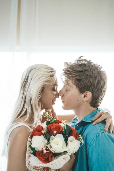 Pareja Feliz Jugando Juntos Dormitorio — Foto de Stock