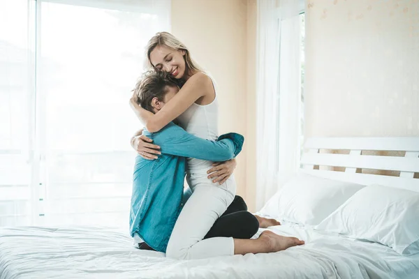 Pareja Feliz Jugando Juntos Dormitorio — Foto de Stock