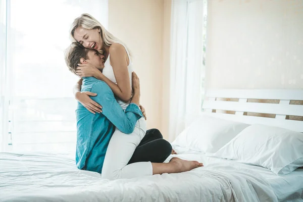 Pareja Feliz Jugando Juntos Dormitorio —  Fotos de Stock