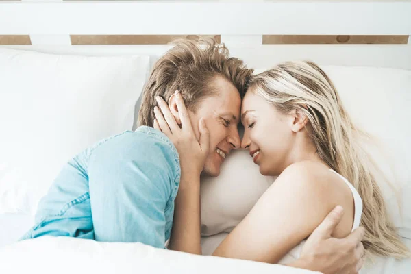 Casal Feliz Brincando Juntos Quarto — Fotografia de Stock