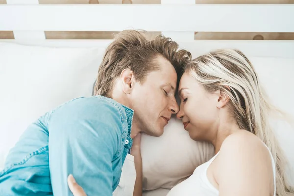 Pareja Feliz Jugando Juntos Dormitorio — Foto de Stock