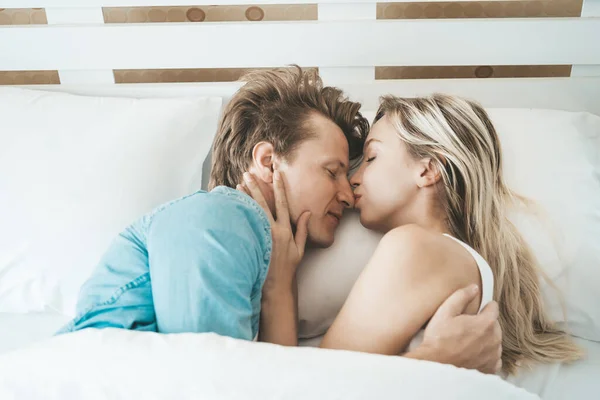 Glückliches Paar Spielt Zusammen Schlafzimmer — Stockfoto
