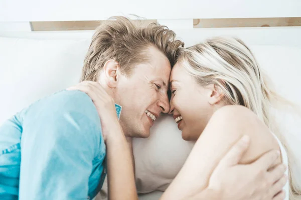 Pareja Feliz Jugando Juntos Dormitorio — Foto de Stock