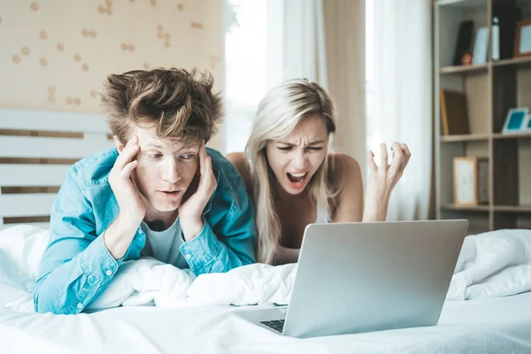 Casal Feliz Usando Computador Portátil Cama — Fotografia de Stock