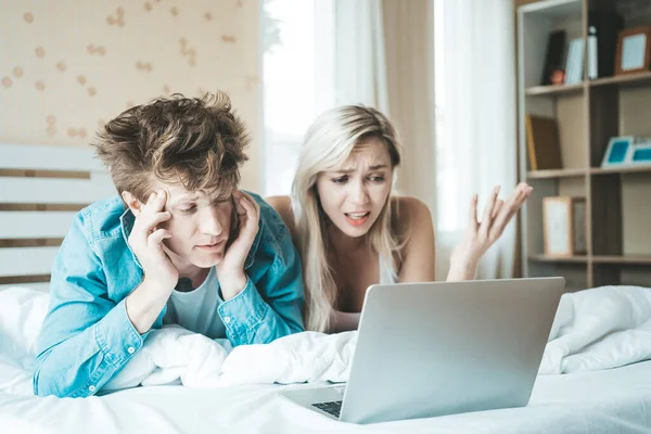 Casal Feliz Usando Computador Portátil Cama — Fotografia de Stock