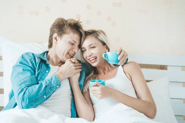 Feliz Casal Mão Segurando Xícara Beber Café Pela Manhã — Fotografia de Stock