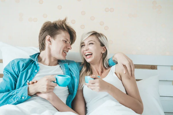 Feliz Casal Mão Segurando Xícara Beber Café Pela Manhã — Fotografia de Stock