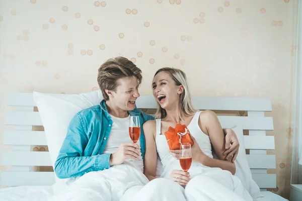 Casal Feliz Beber Vinho Quarto — Fotografia de Stock