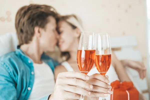 Casal Feliz Beber Vinho Quarto — Fotografia de Stock