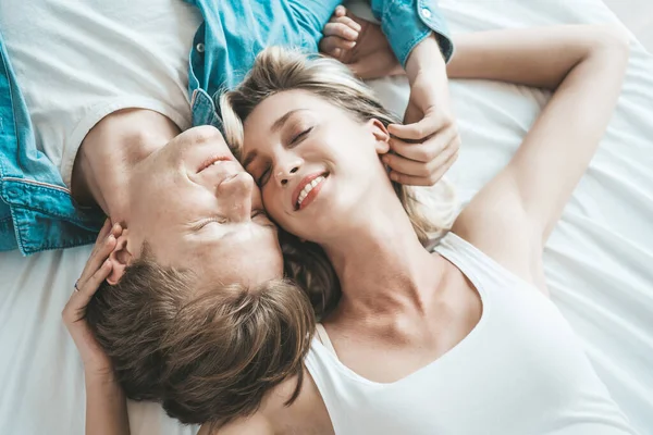 Glückliches Paar Spielt Zusammen Schlafzimmer — Stockfoto
