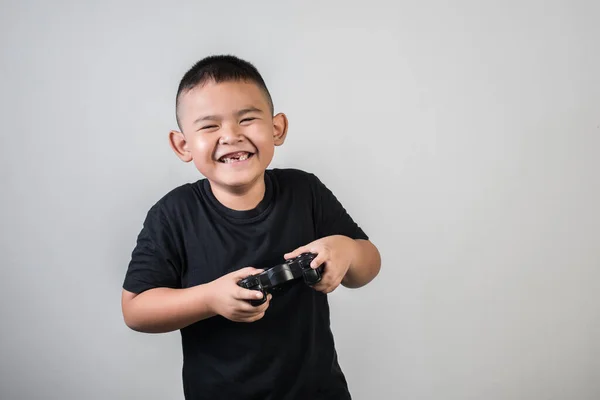 Happy Boy Jogar Computador Jogo Com Controlador Foto Estúdio — Fotografia de Stock